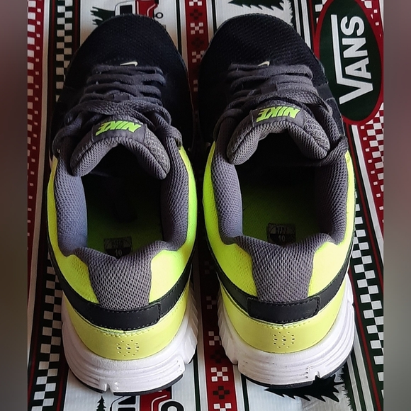 Nike Revolution Running Shoes - Picture 4 of 16